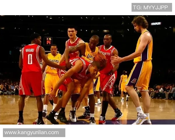 2009年季后赛首战火箭与湖人激战回顾与精彩瞬间分析